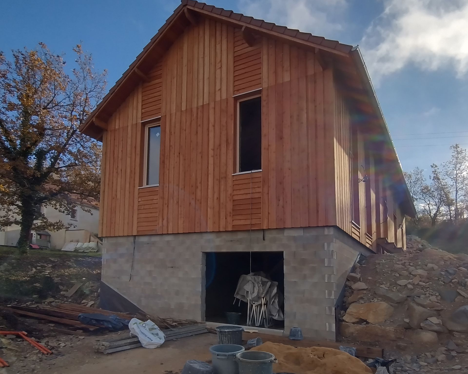 Habitation en bois avec un sous-sol en béton.