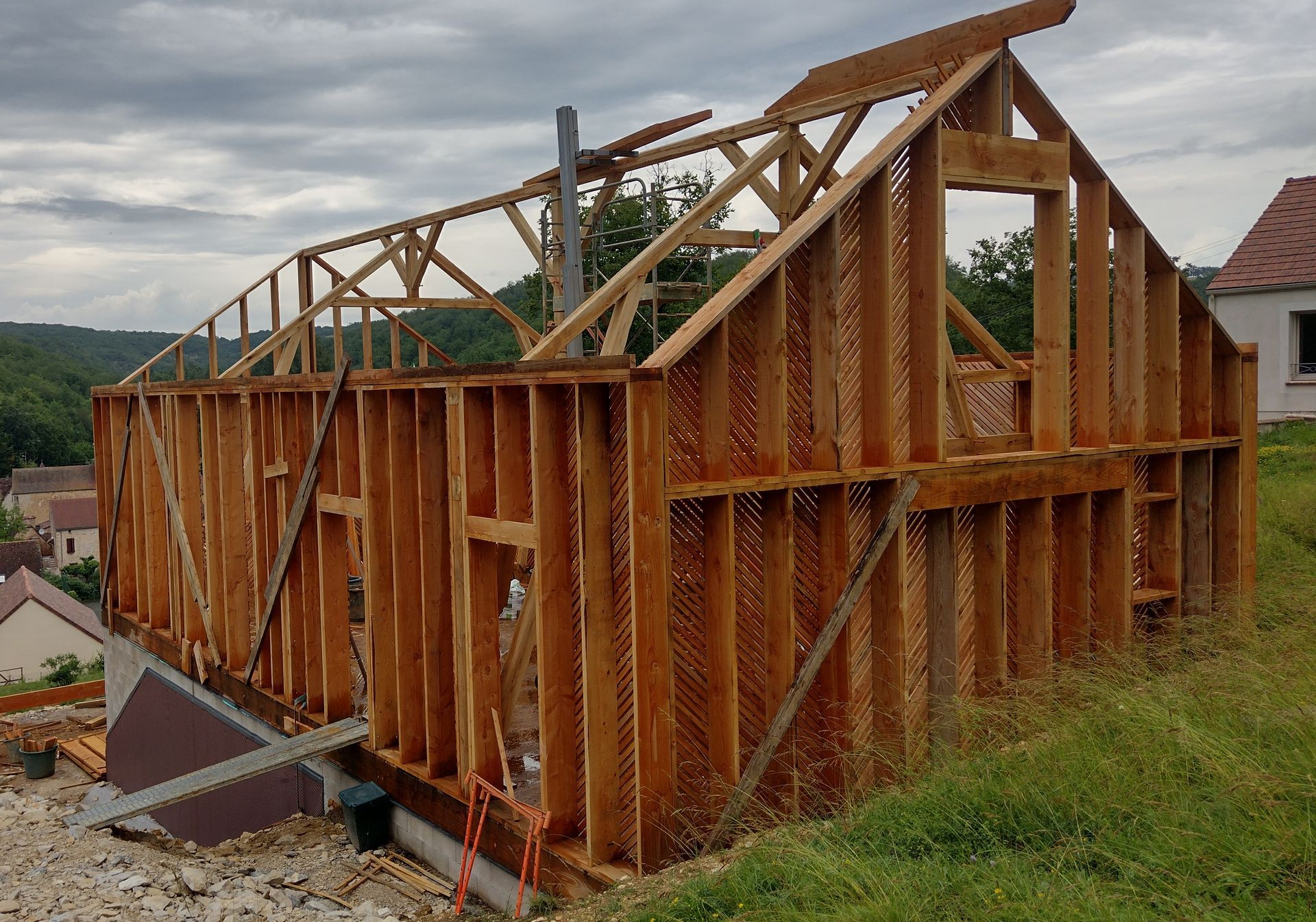 Construction en cours de l'ossature en bois d'une maison.