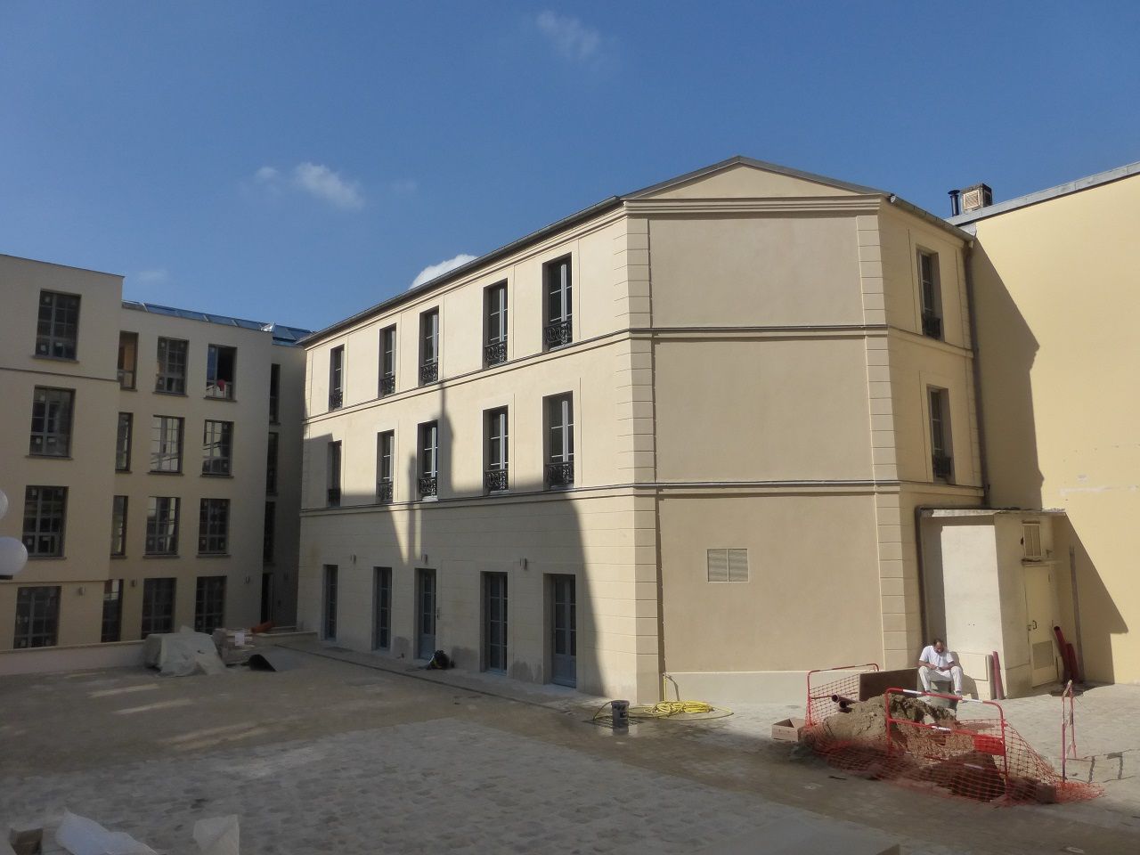 Grands logements collectifs aux murs de couleur crème.