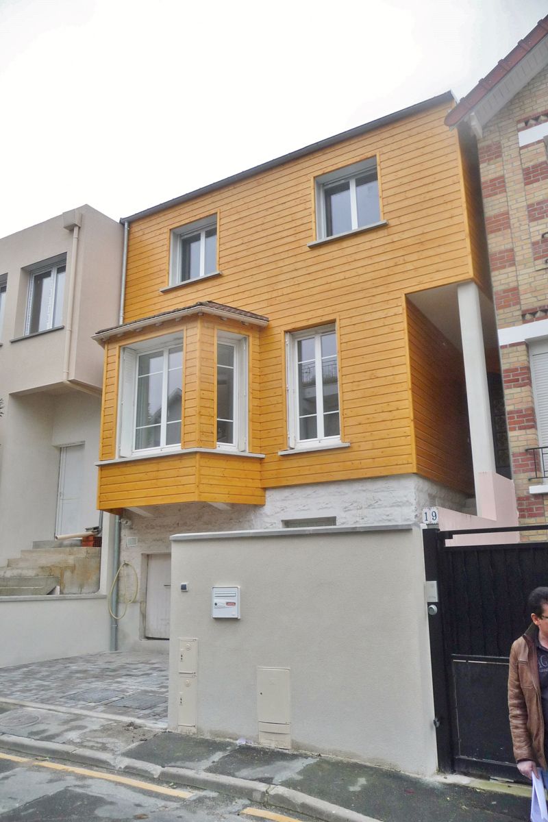 Bardage en bois clair d'une extension et surélévation d’un pavillon à Chaville 03.