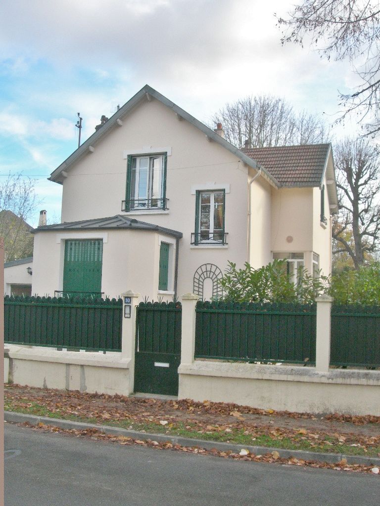 Nouvelle extension de maison vue depuis la rue.