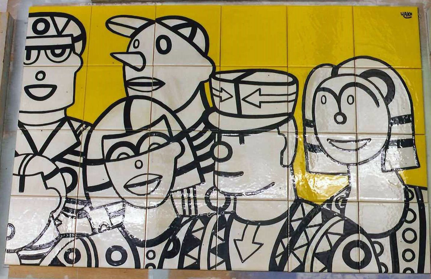 Plusieurs personnages sur fond jaune sur une faïence émaillée.