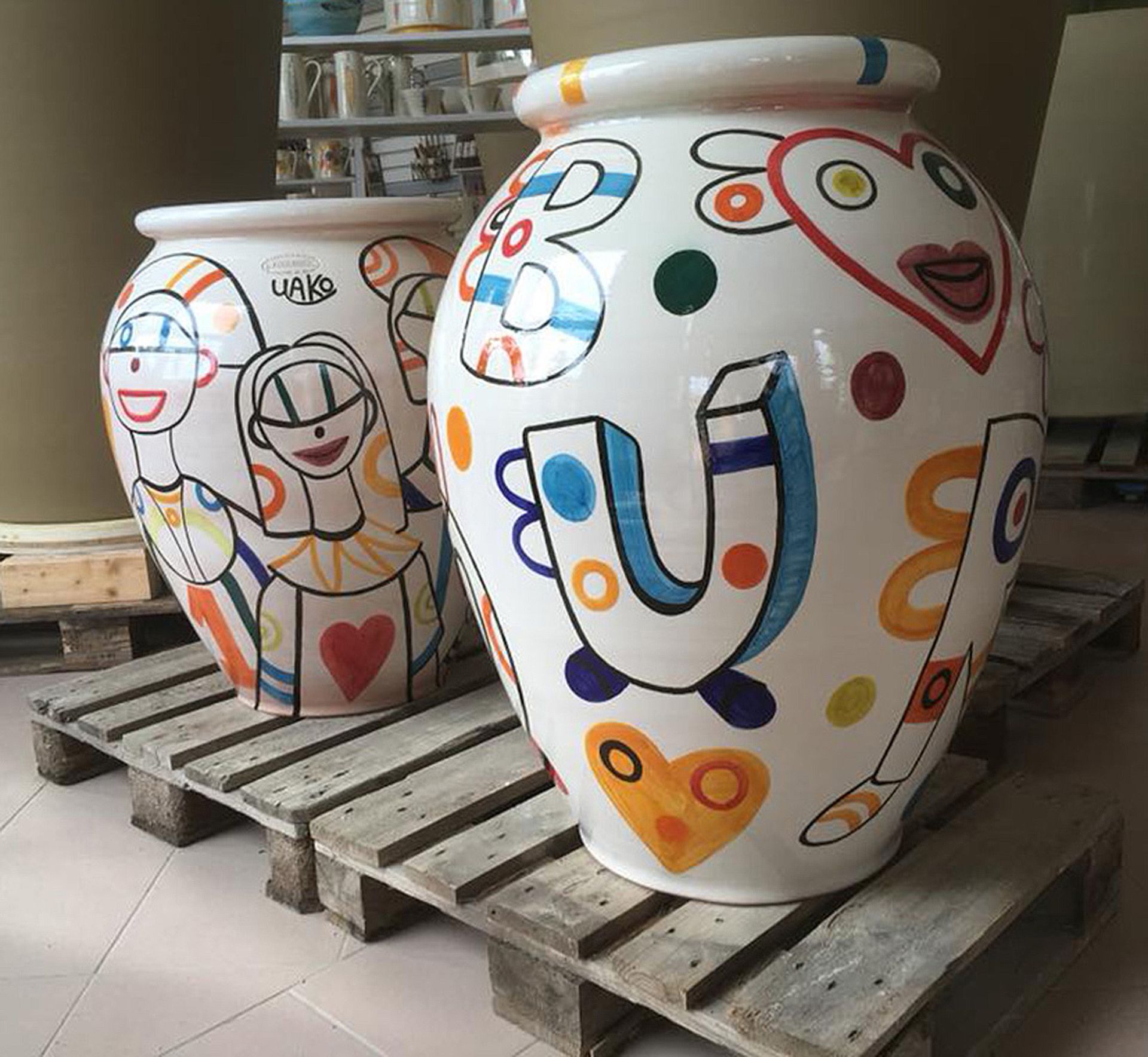 Deux vases décorés de dessins colorés.