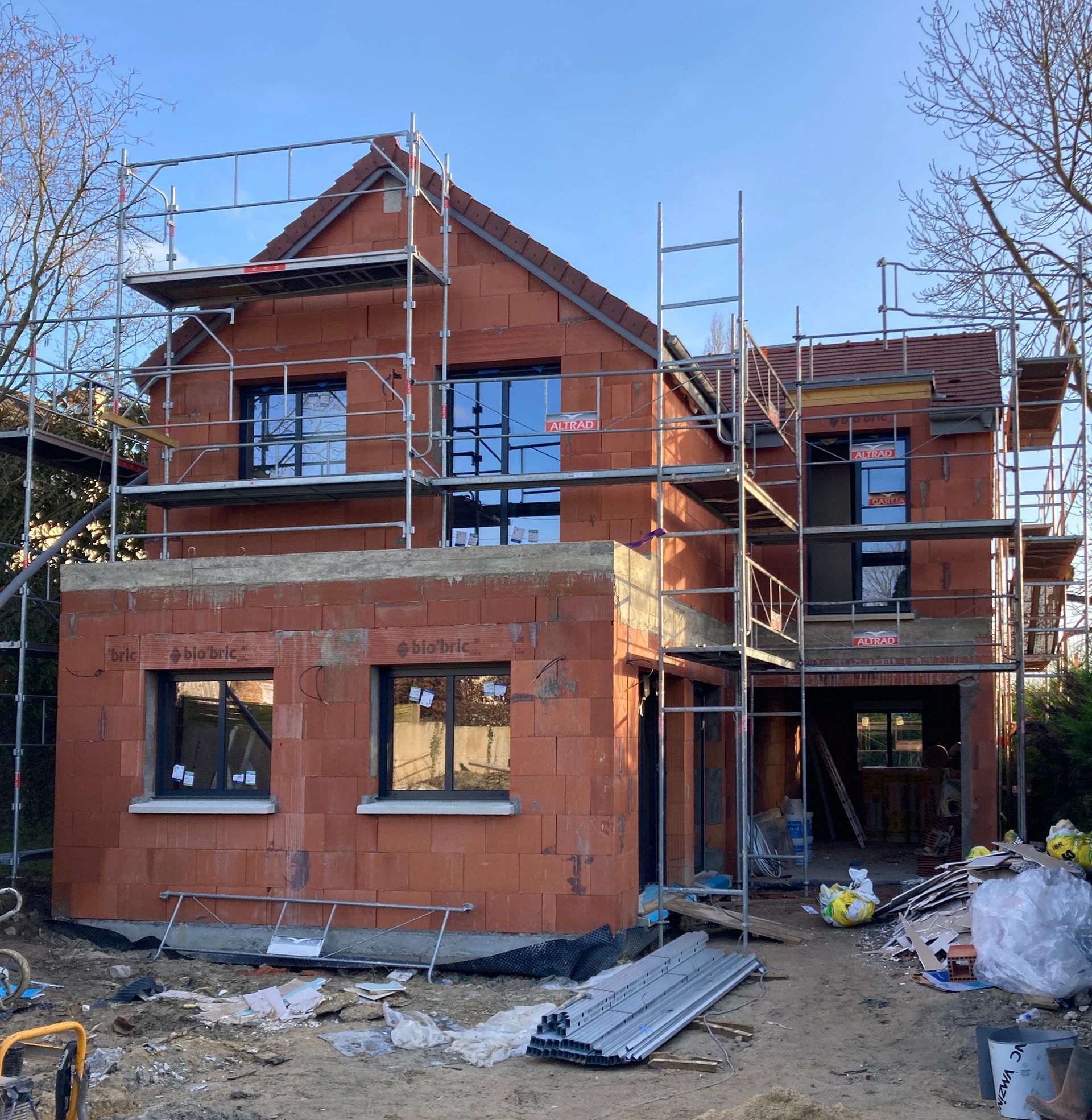 Échafaudages autour d'une maison en construction comportant un étage.