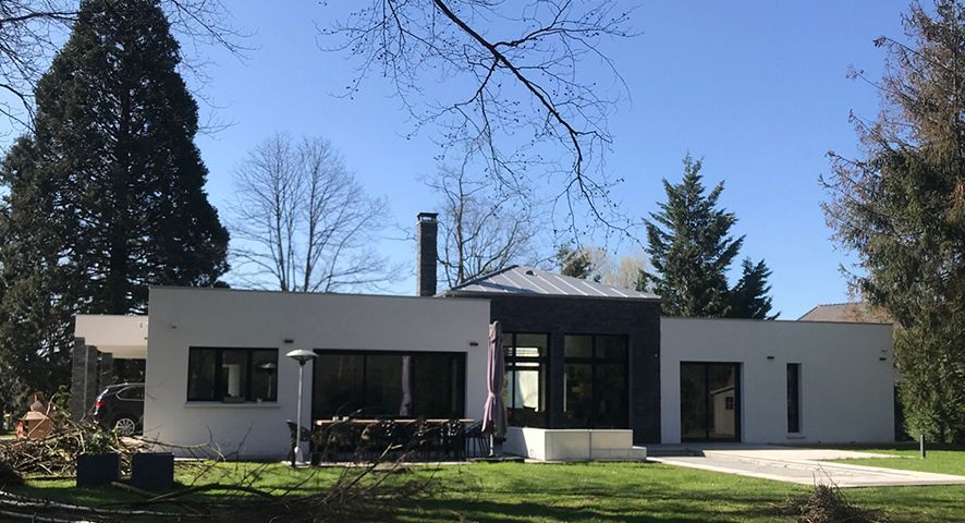 Maison de plain-pied de couleur noire et blanche.
