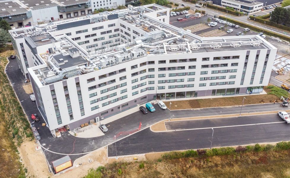 Vue d'un drone d'un hôtel