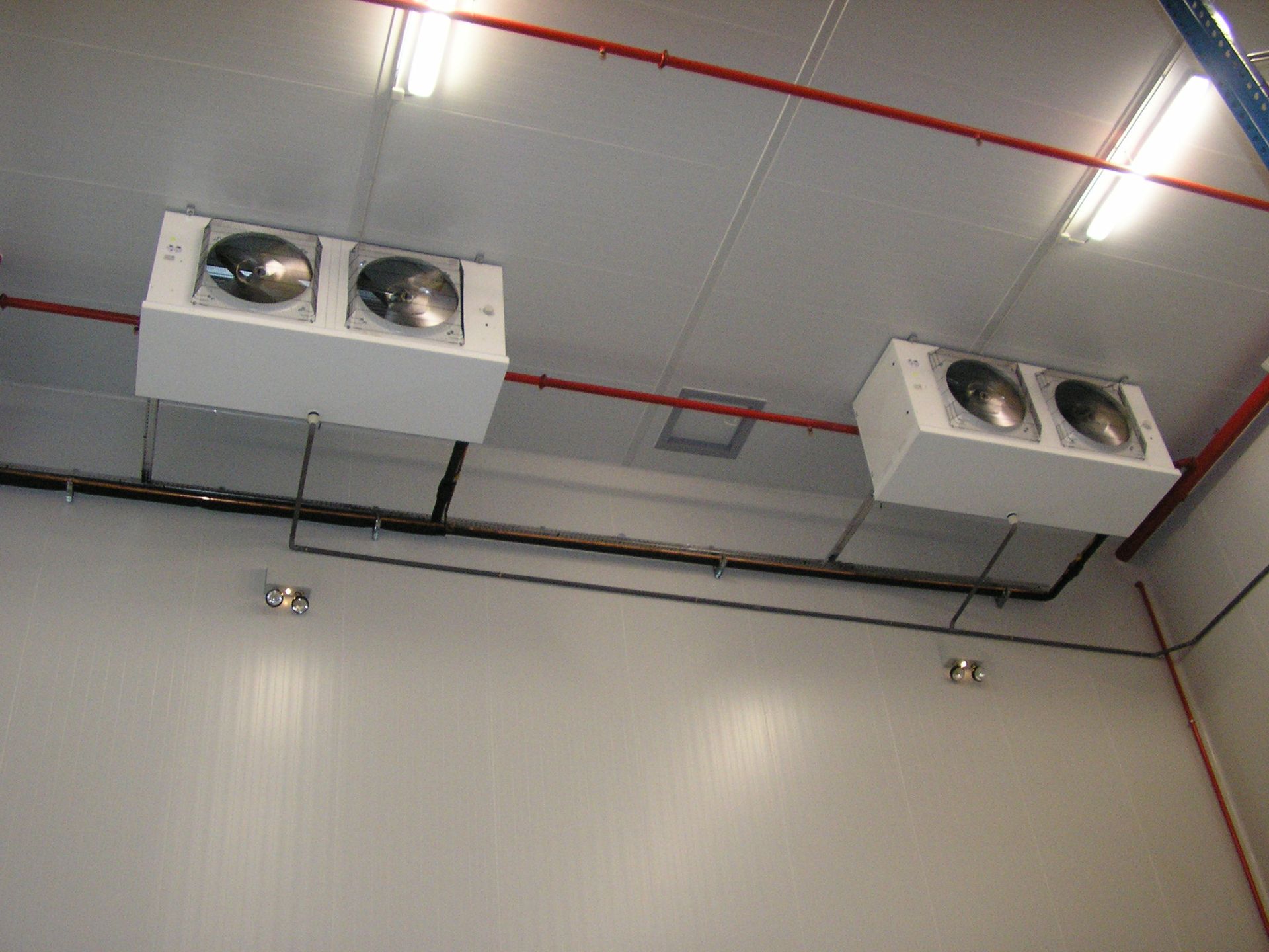 Froid industriel - bouches d'aération d'un entrepôt de froid PHARMALOG