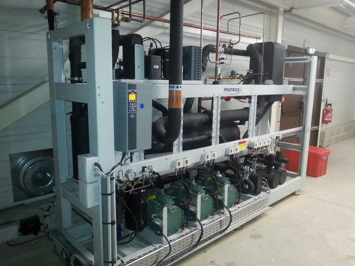 Machines industrielles avec composants écologiques et structure métallique dans une salle d'usine