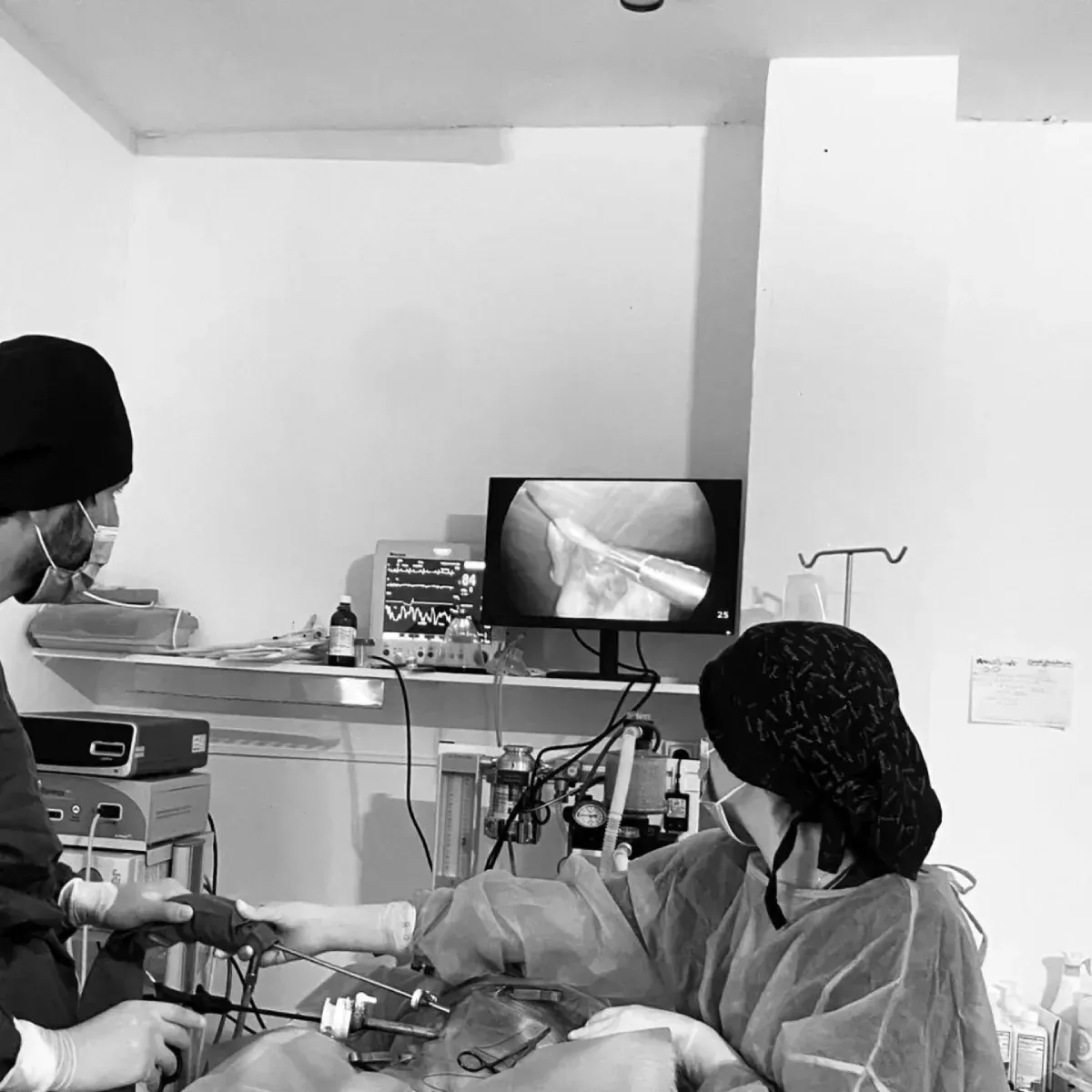 Personal médico trabajando en un quirófano con un paciente y un monitor