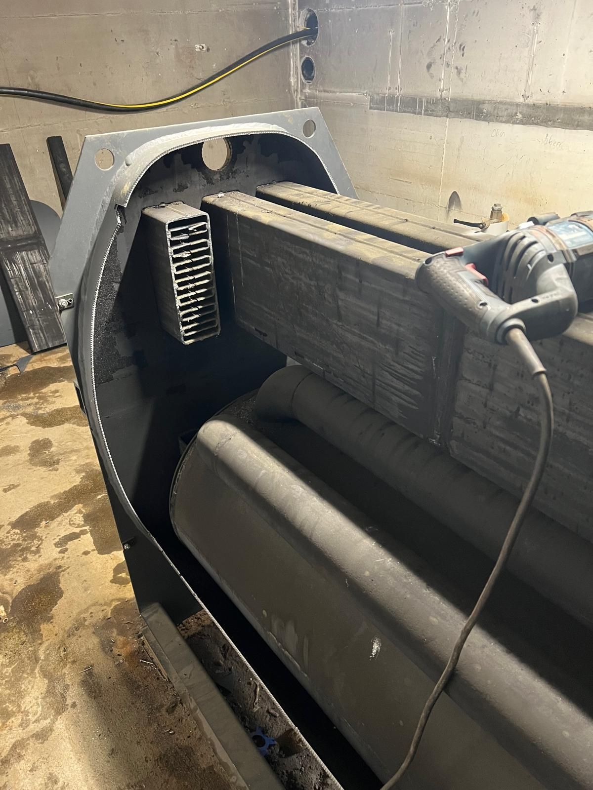 Auf dem Boden eines im Bau befindlichen Gebäudes liegt eine Schaufel.