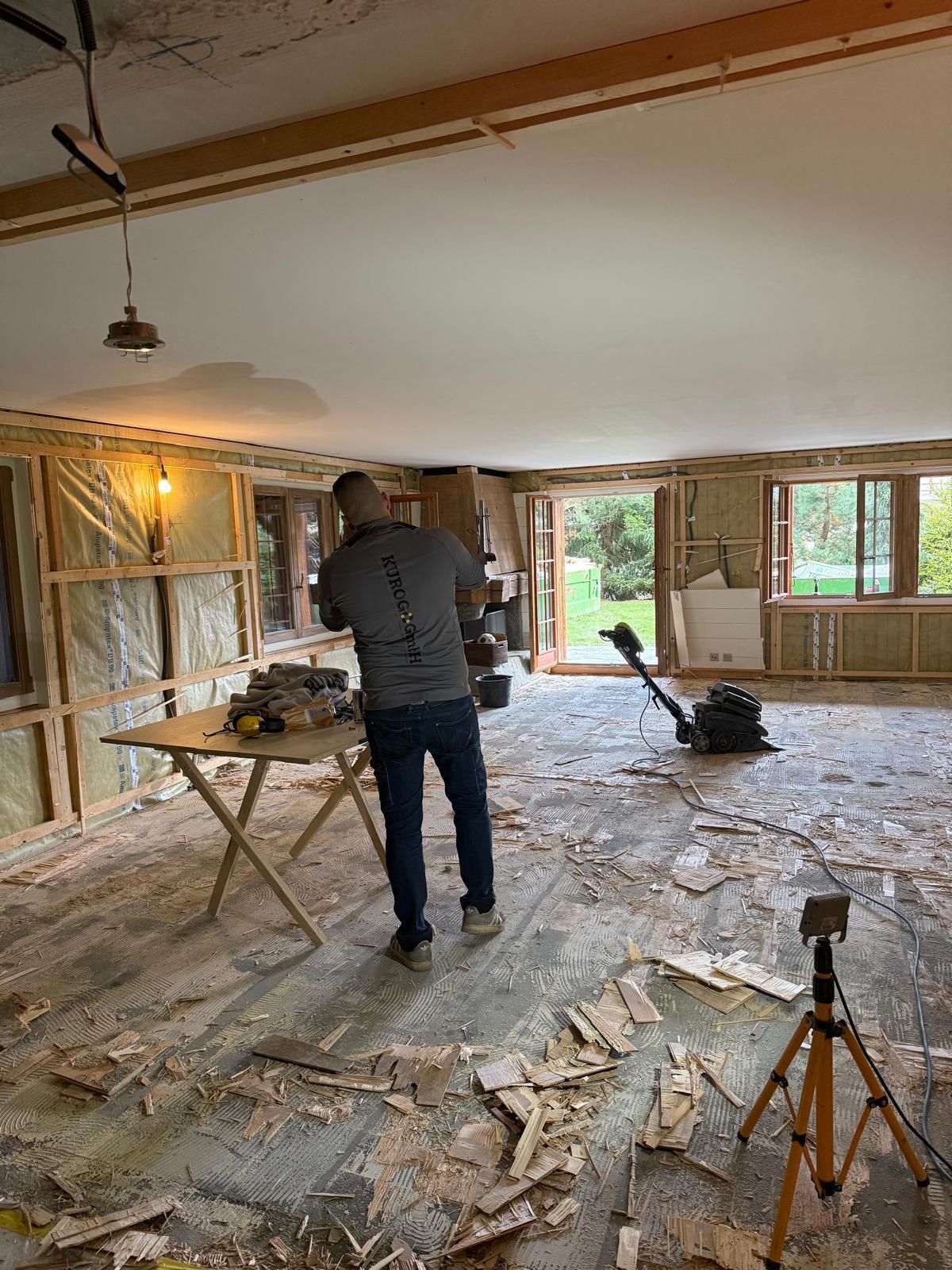 Auf dem Boden eines im Bau befindlichen Gebäudes steht eine Bodenmaschine