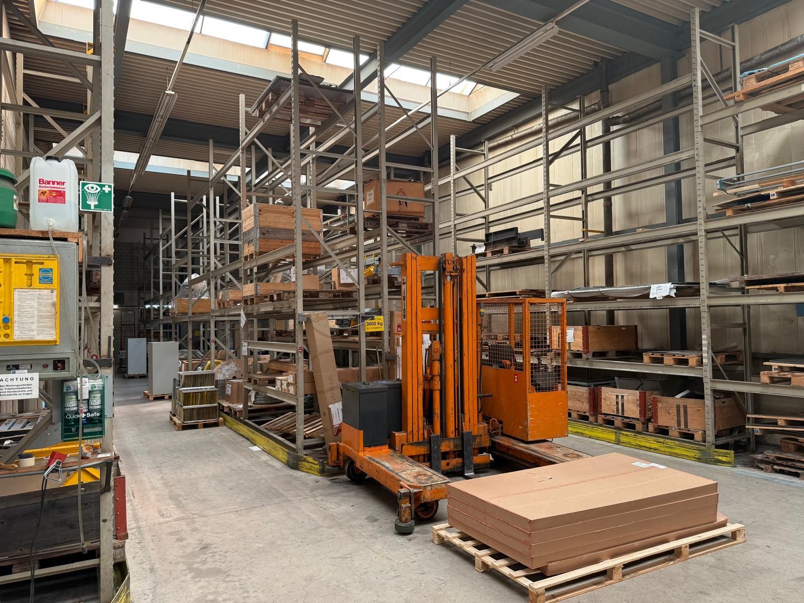 Hochregale in einer Lagerhalle zusehen ist auch ein Querstapler