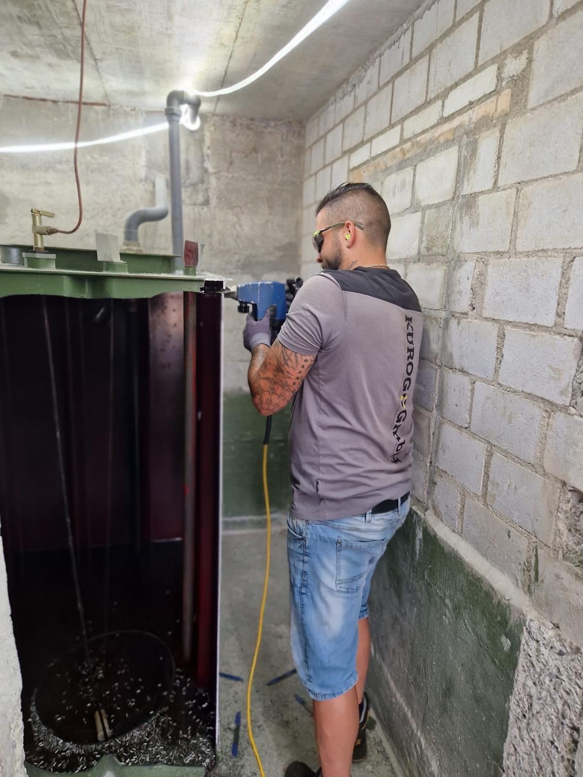 Zerlegung des Öltanks