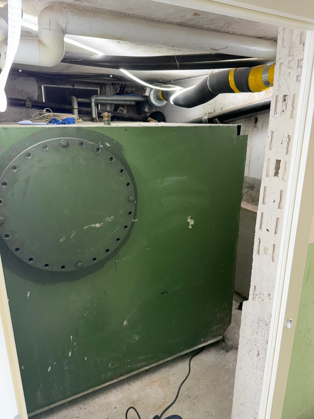 Öltank in einem Tankraum im Keller des Gebäude