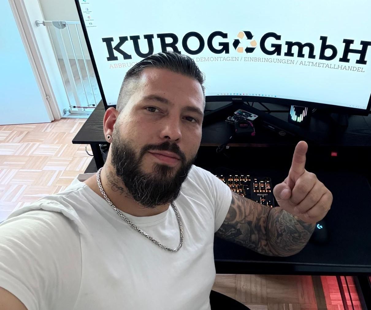 Ein Balkon mit einem Blumenkasten voller Pflanzen und einem Wäscheständer.