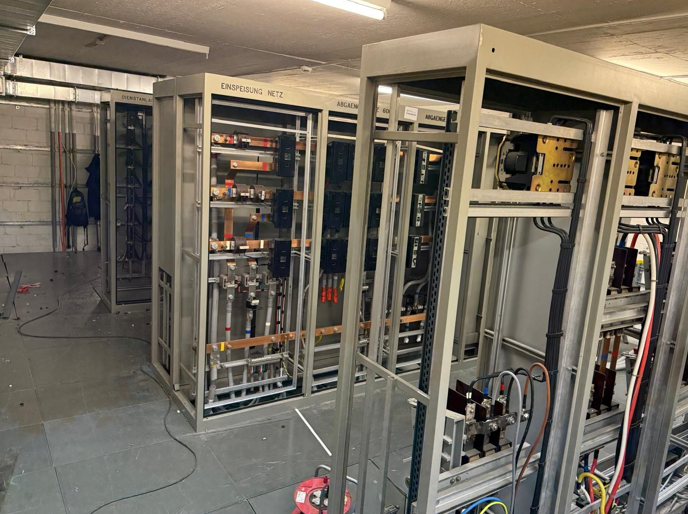 Rückbau und Demontage bestehender Niederspannungs-Schaltanlagen in einem Elektroverteilerraum.