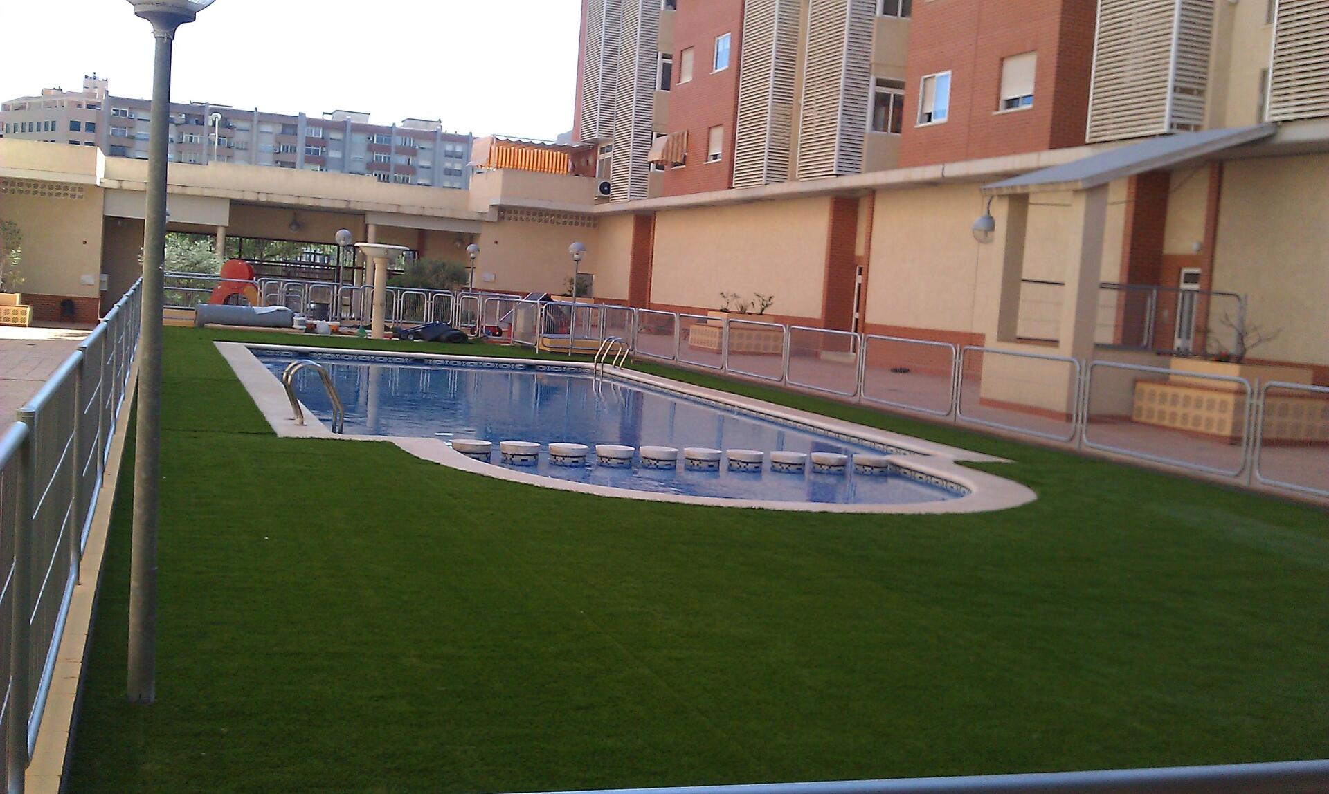 restauracion piscina cesped artificial