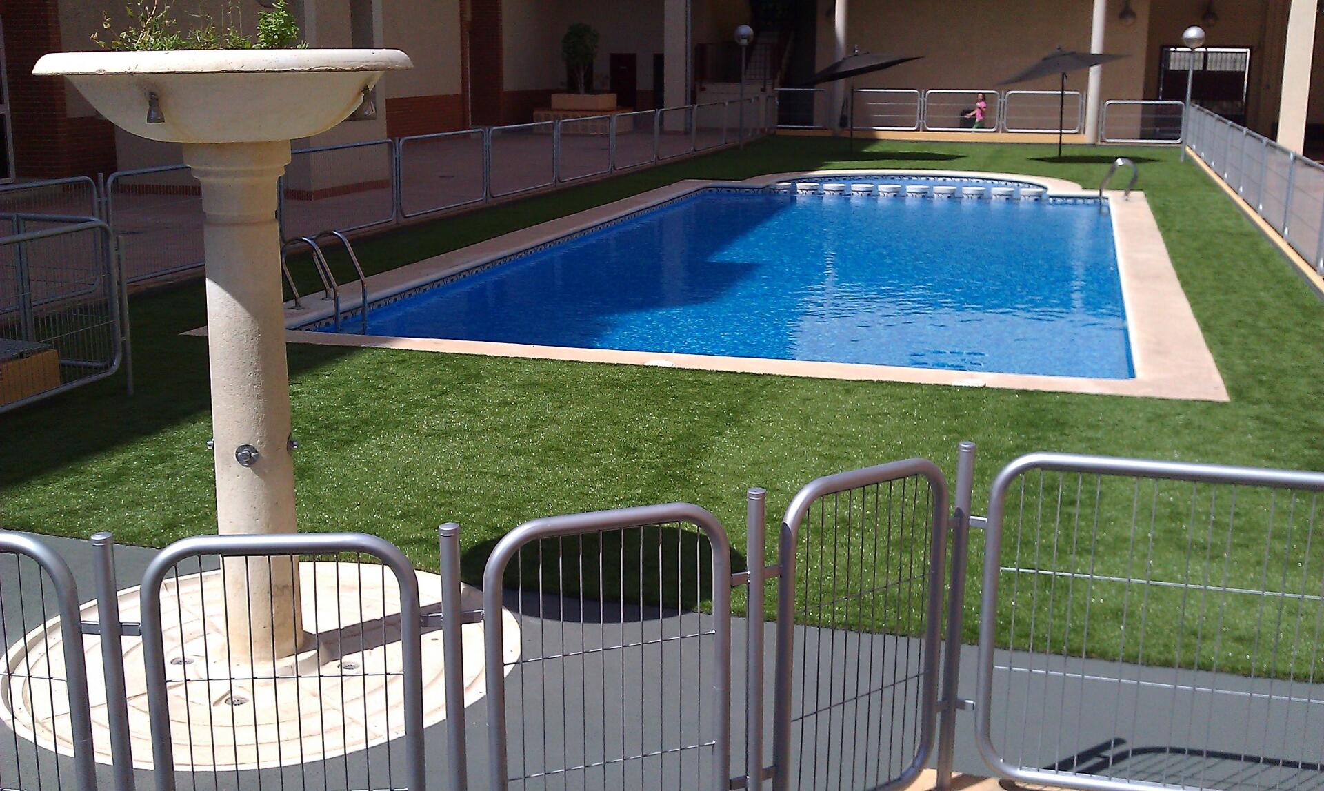 restauracion piscina cesped artificial