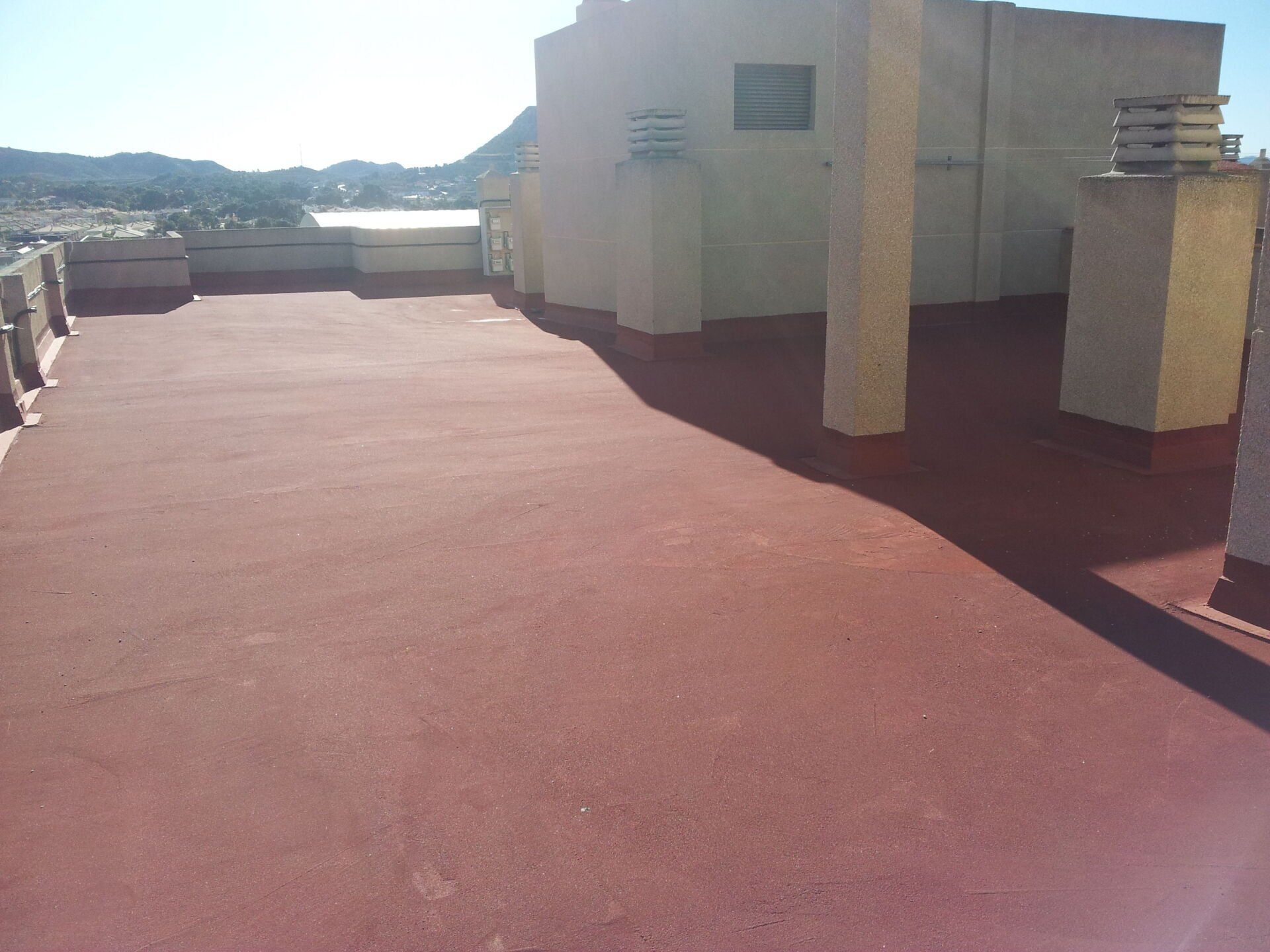 terraza impermeabilizada con caucho y fibra de vidreo mas proteccion con pavimento industrial slurry rojo