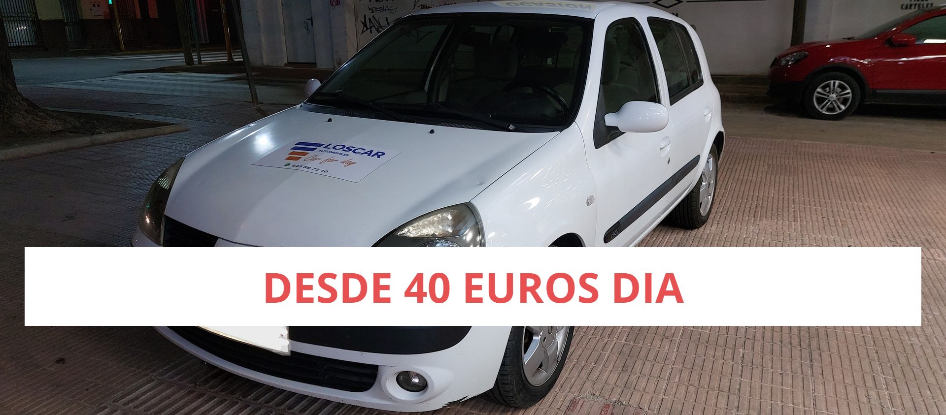 Coche blanco aparcado con el texto 