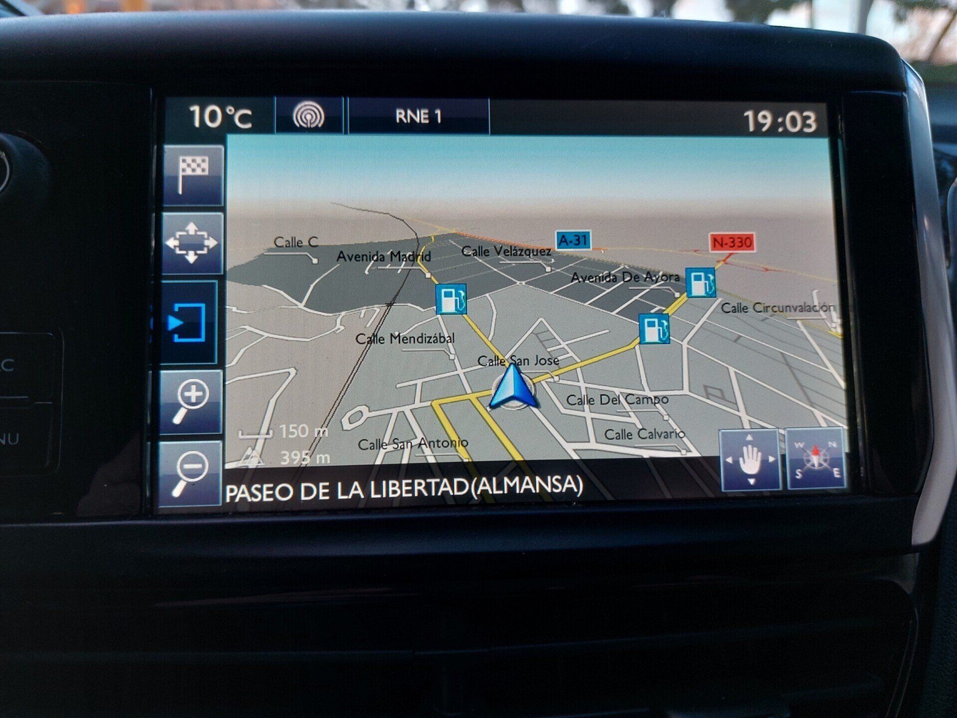 Pantalla de navegación con un mapa de Alhama, España. 