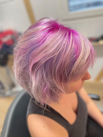 Vorher-Nachher-Foto: Blondes, welliges Haar verwandelt sich in glattes, glattes Haar.