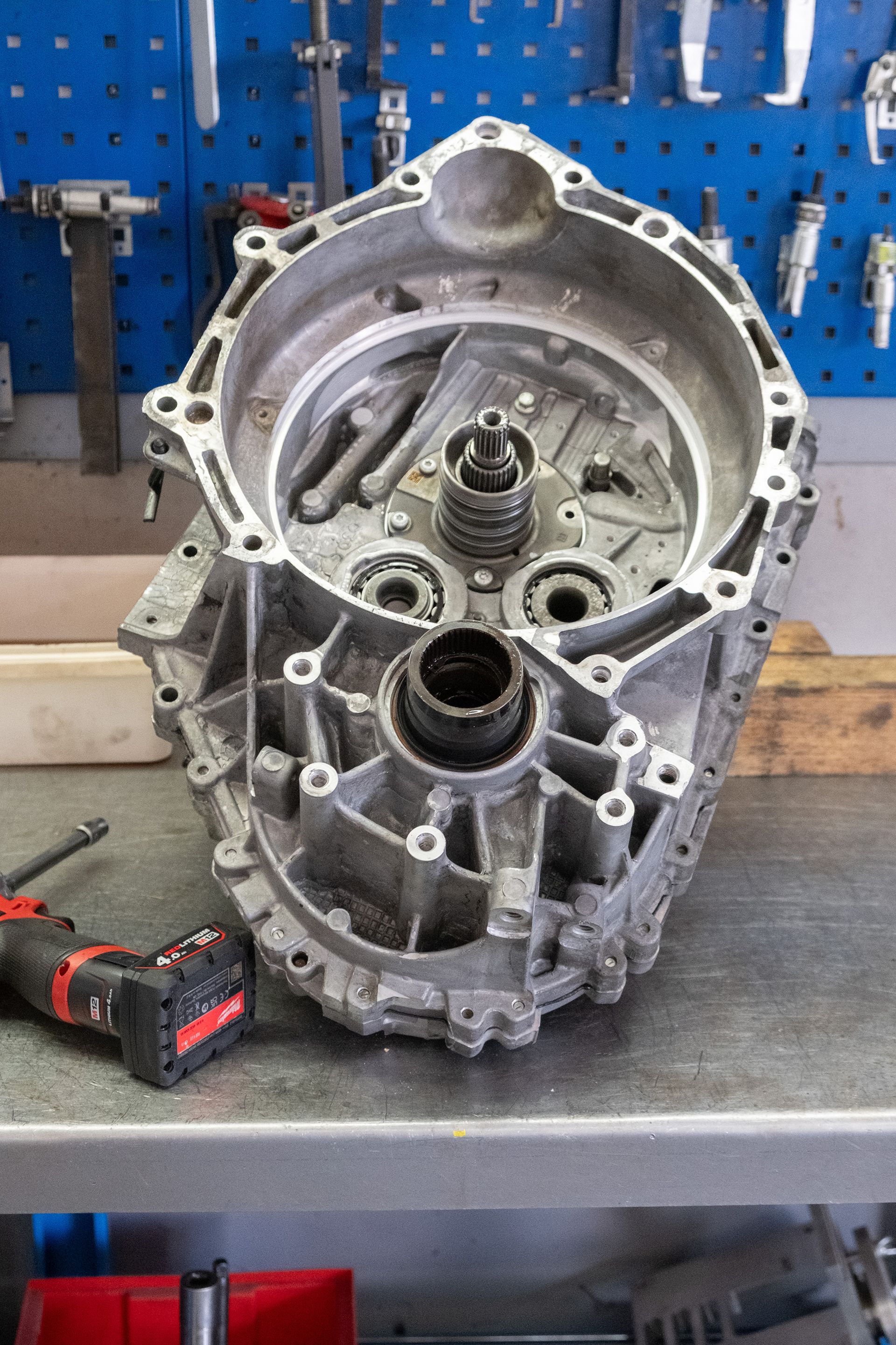 Gestapelte Metallzahnräder, wahrscheinlich Teil eines Getriebes.