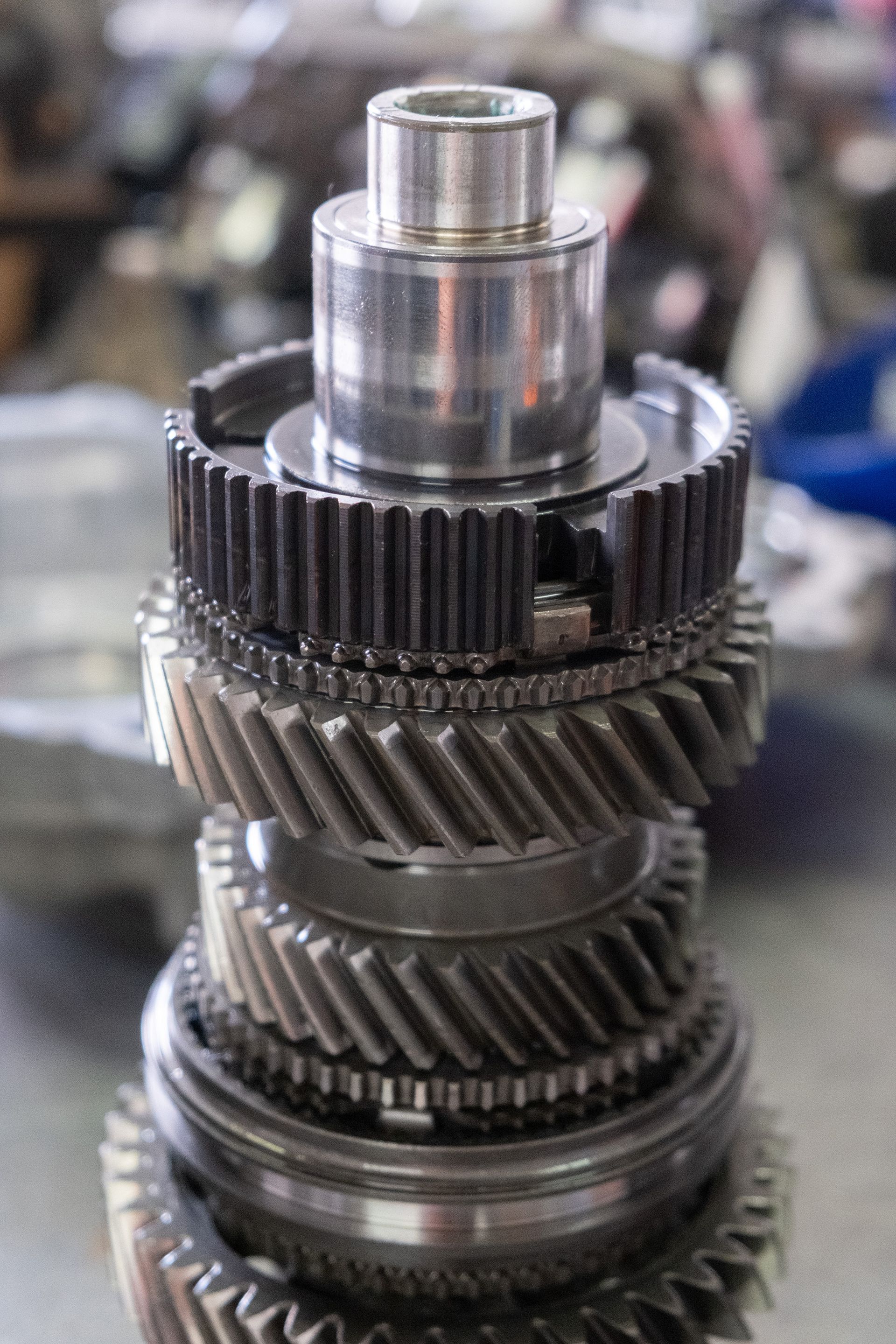 Lila Porsche auf einer Hebebühne in einer Garage, Scheinwerfer eingefahren.