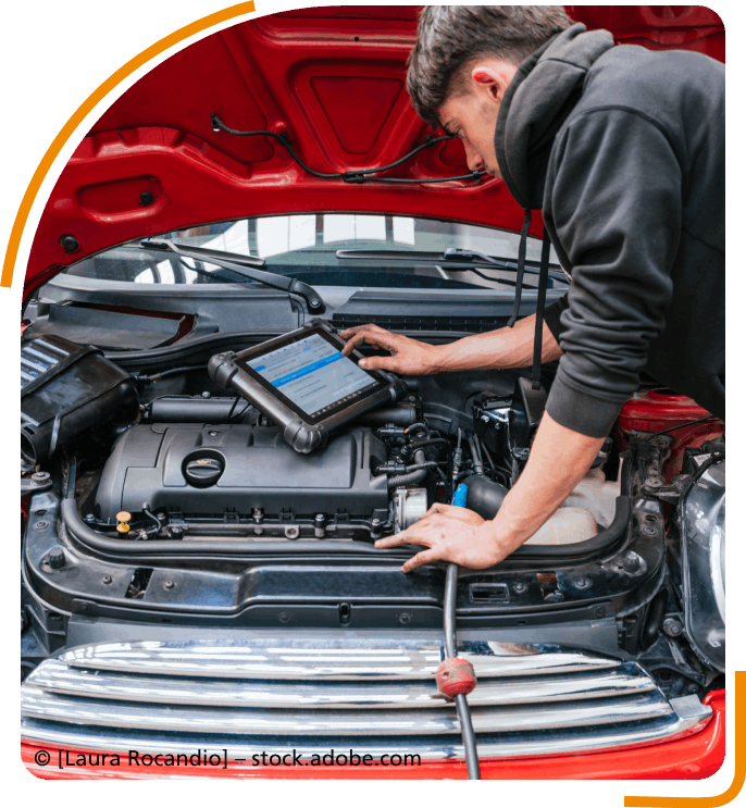 Mechaniker mit Analysegerät in Motorraum