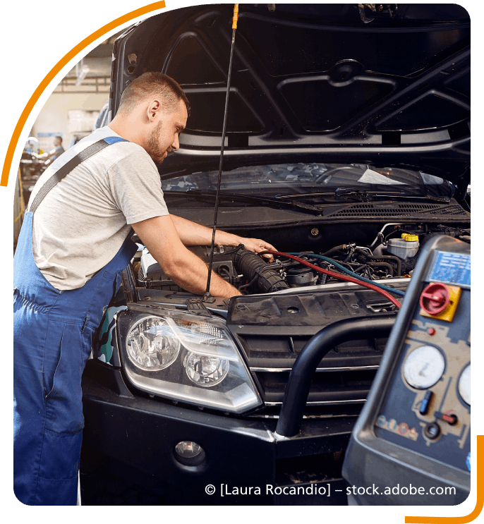 Automechaniker in Motorraum