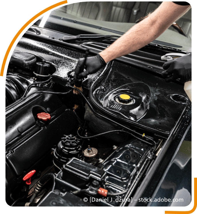 Motorraum wird mit Pinsel bearbeitet