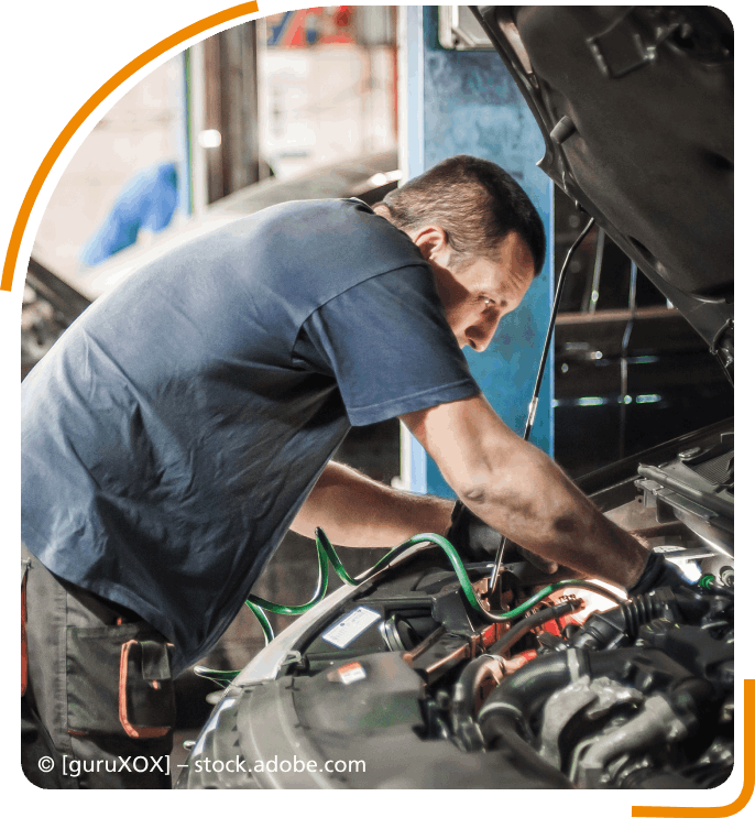 Automechaniker in Motorraum