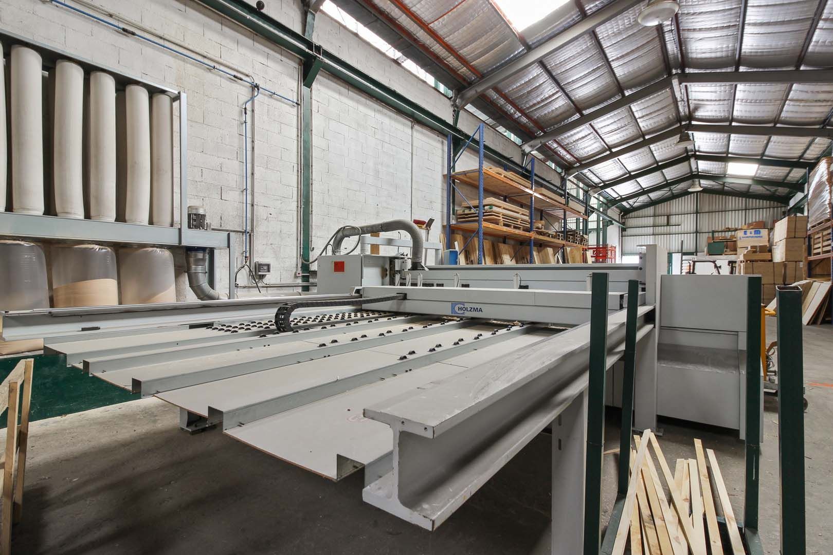 Grosse machine industrielle à bois dans un atelier.