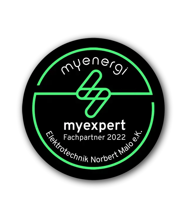 Schwarzes, rundes myexpert-Logo-Badge mit neongrünen Akzenten und weißer Schrift: „mye nergi Fachpartner 2022“ und „Elektrotechnik Norbert Maier eK“