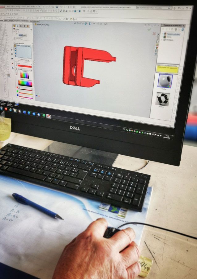 Personne en train de travailler sur un logiciel de conception 3D.