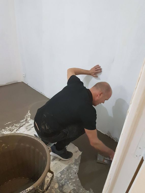 Une personne pose du parquet