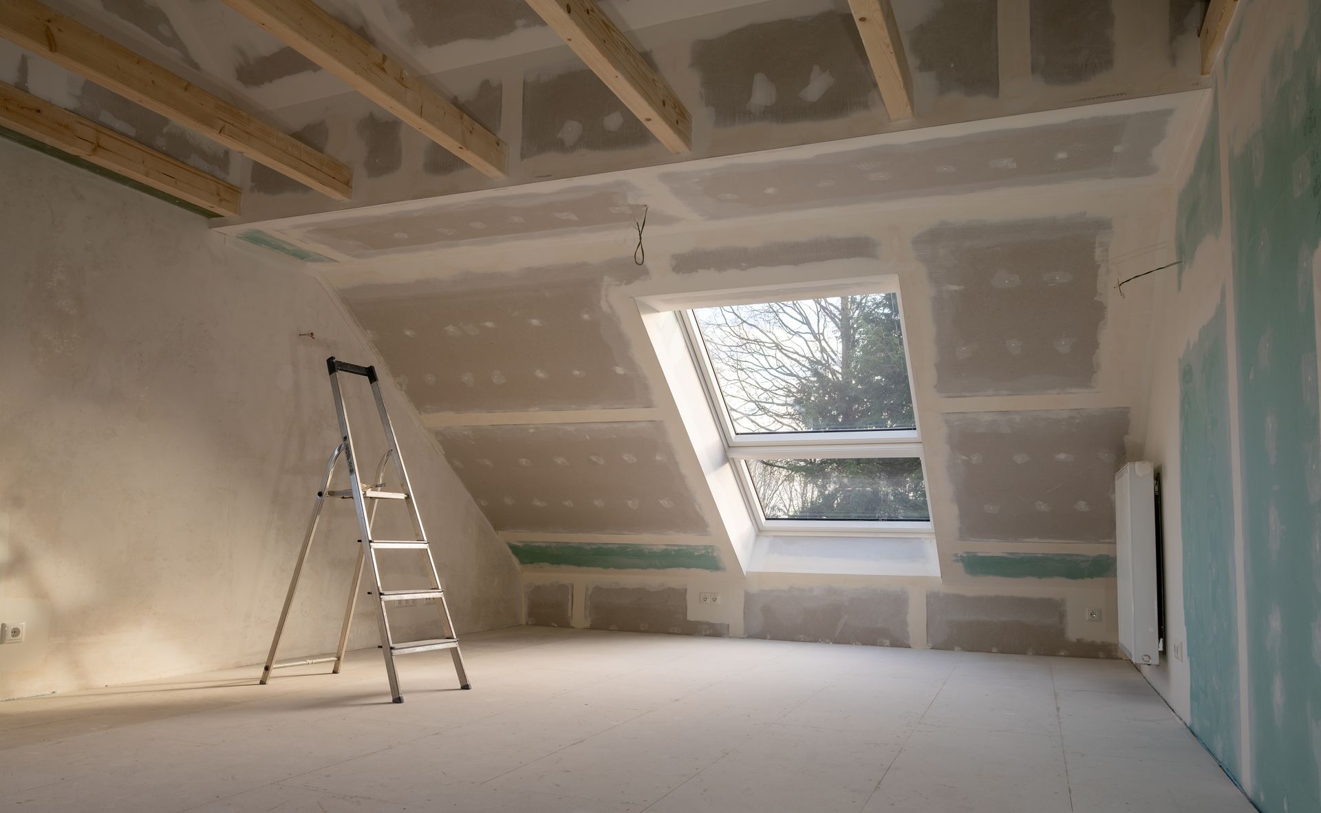 Une pièce en rénovation avec un escabeau