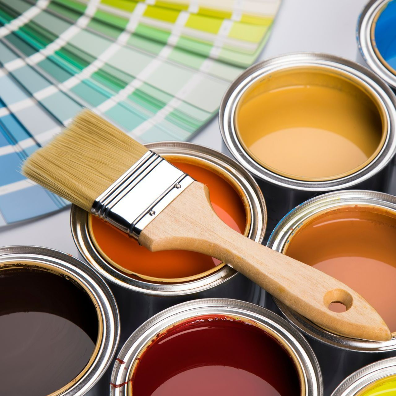 Des pots de peinture avec un pinceau