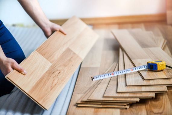 Une personne pose du parquet