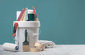 Un pot avec des outils de peinture