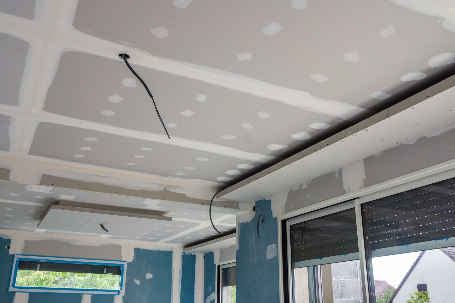Un faux plafond en cours de construction