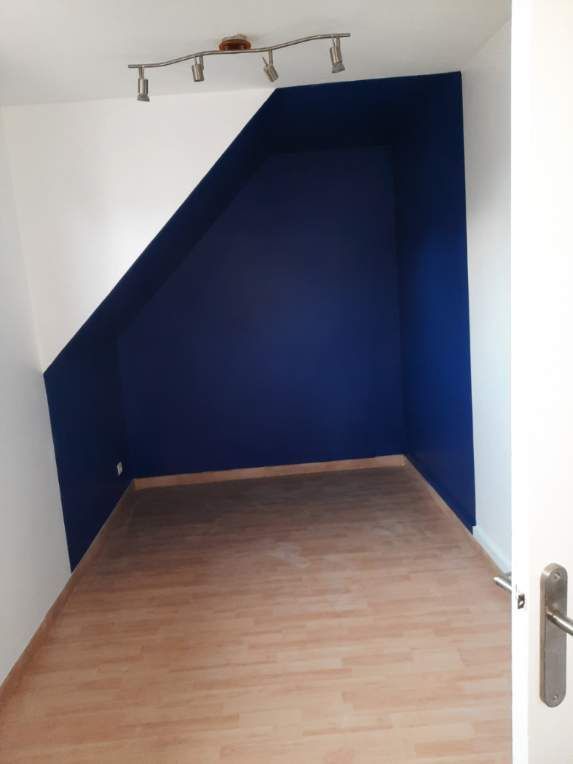 Un pot avec des outils de peinture