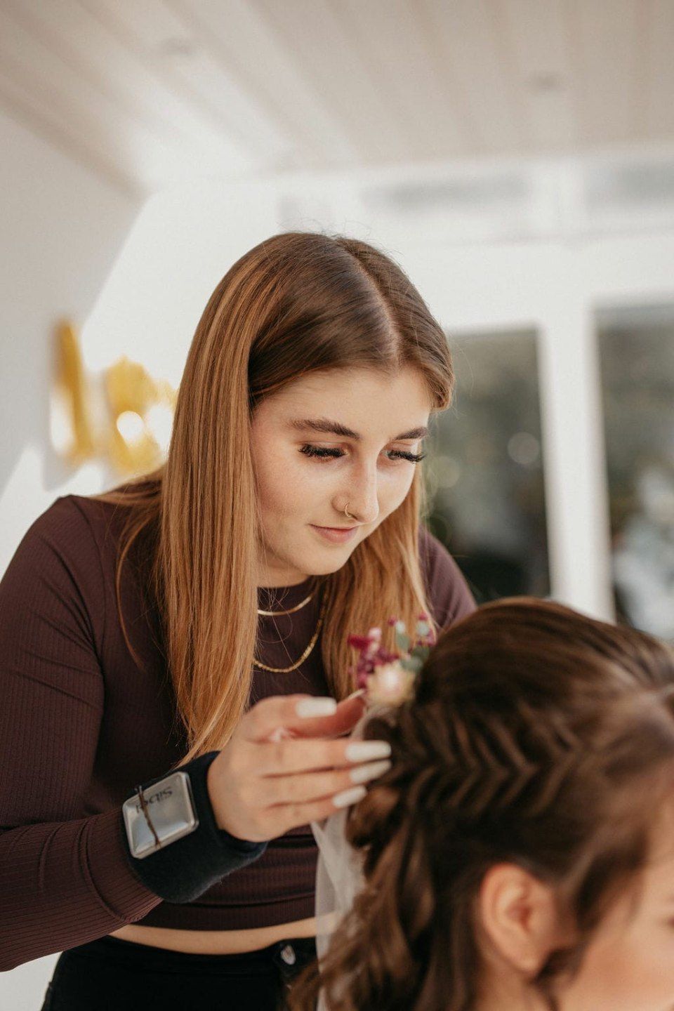 Eine Frau lässt sich in einem Salon von einem Friseur die Haare machen.