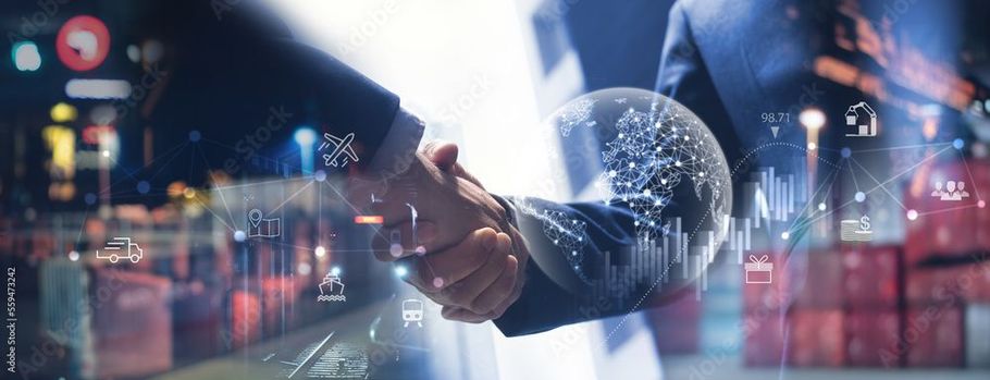 Zwei Personen schütteln sich vor einem verschwommenen Industriehintergrund mit digitalen Datenüberlagerungen und einer leuchtenden Globusgrafik die Hände.