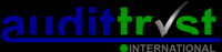 Logotipo de Audit Trust International, con texto azul y verde, una marca de verificación plateada y un punto verde con texto debajo.