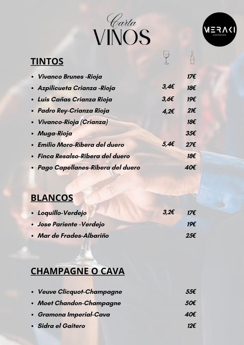 Carta de vinos con listas de vinos tintos, blancos y espumosos, adornada con adornos navideños.