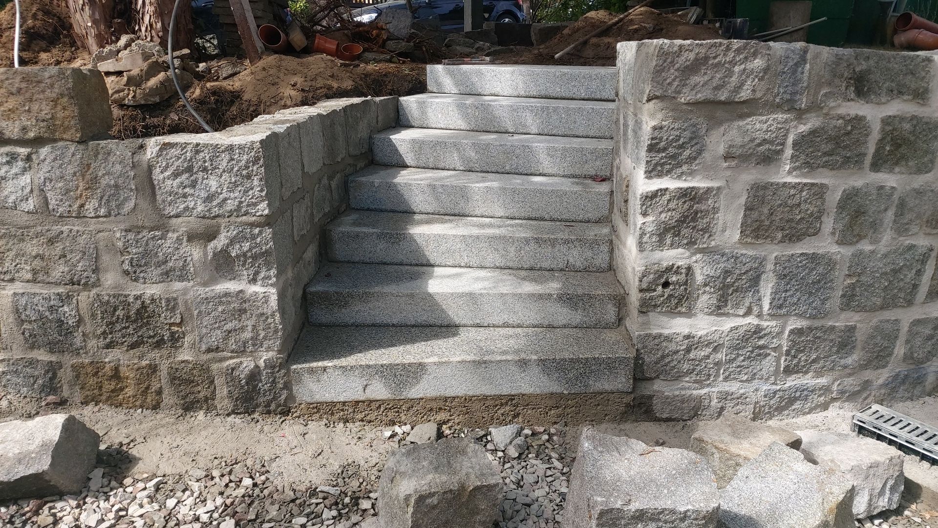 Steinstufen und Mauern im Bau im Freien.