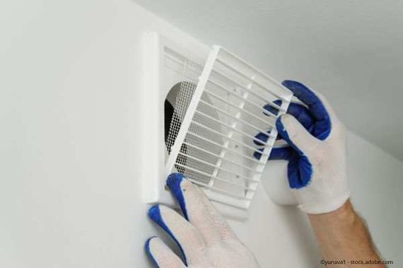 Person installiert eine Lüftungsanlage