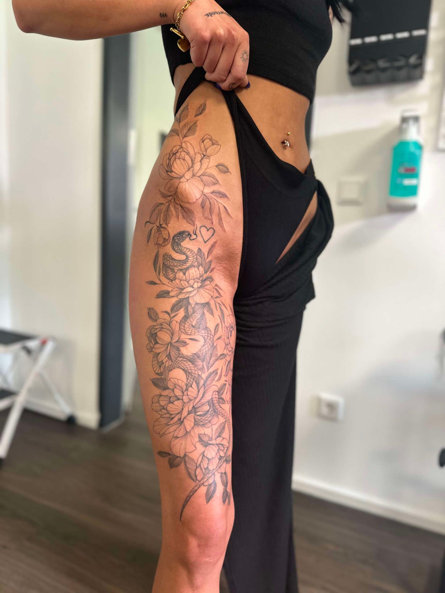 Tattoo Bein Hüfte Floral