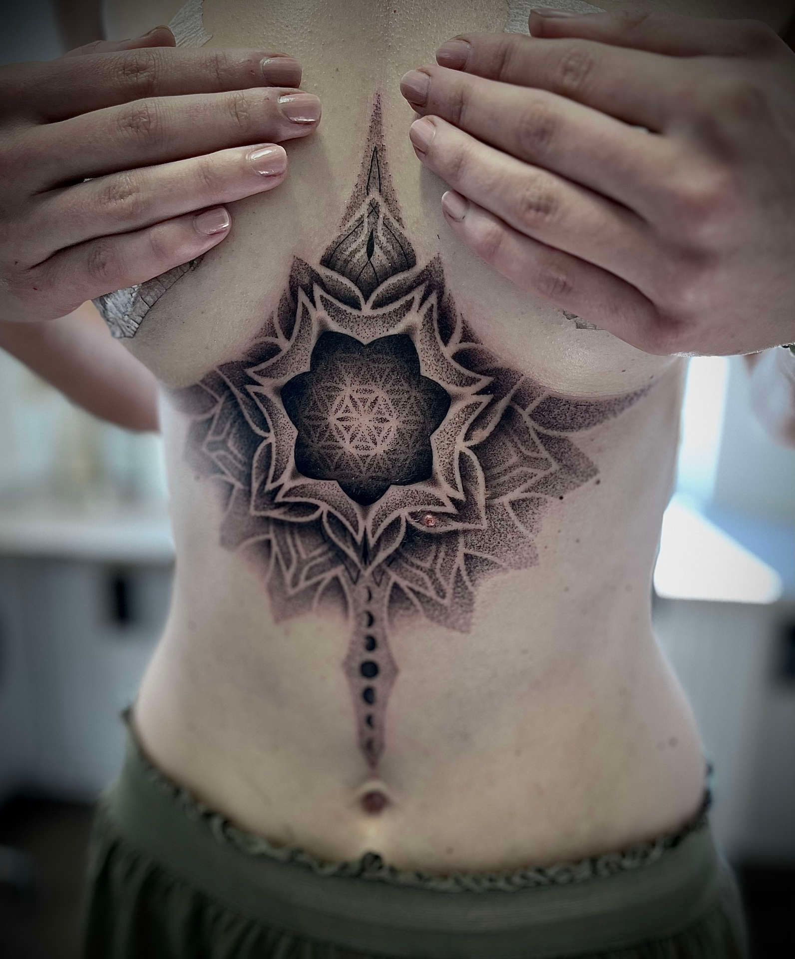 Tattoo Underboob Geometrisch